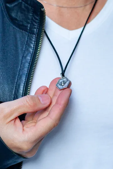 КУЛОН ПЧЕЛА В СОТАХ 1